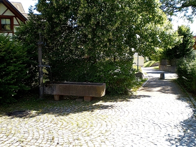 Der Röhrenbrunnen am Fußweg zum Judenfriedhof.