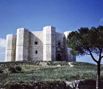 Die Stauferburg Castel del Mont in Apulien