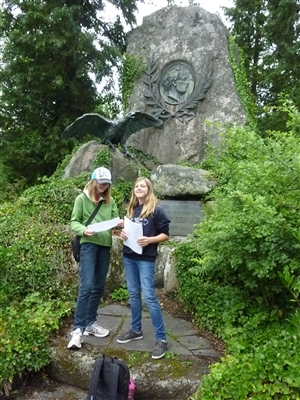 Zwei Schülerinnen des Gymnasiums am Hoptbühl Villingen-Schwenningen referieren vor dem Gerwigdenkmal in Triberg über den Erbauer der Schwarzwaldbahn.